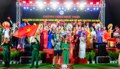Phố đi bộ Bạch Đằng rực rỡ cờ hoa trong chương trình nghệ thuật “Đất nước trọn niềm vui”