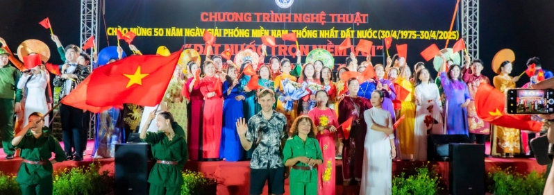 Phố đi bộ Bạch Đằng rực rỡ cờ hoa trong chương trình nghệ thuật “Đất nước trọn niềm vui”