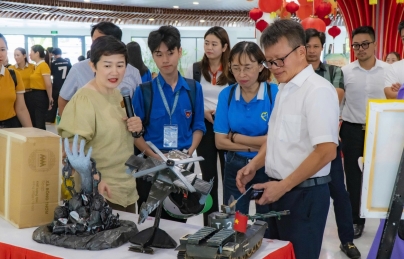 Các bạn sinh viên hồi sinh vật liệu tái chế, xanh hóa không gian